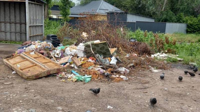 Почему не убирают мусор возле мусорных баков на Суванбердиева? - горожанка