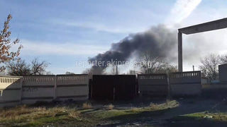 Житель жалуется на черный дым завода в Каинды (видео)