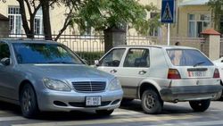 «Мерседес», «Фольксваген» и «Хонда» припарковались на зебре возле 3-роддома. Фото