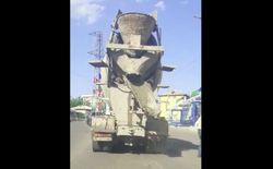 На улице города Ош из бетономешалки капает бетонная смесь