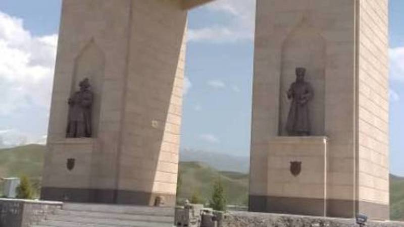 «Лучше верните барсов». Новая арка у въезда в Нарын разрушается. Видео