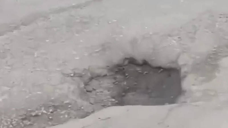Водитель повредил колесо, попав в яму на дороге Ош—Кара-Суу. Видео