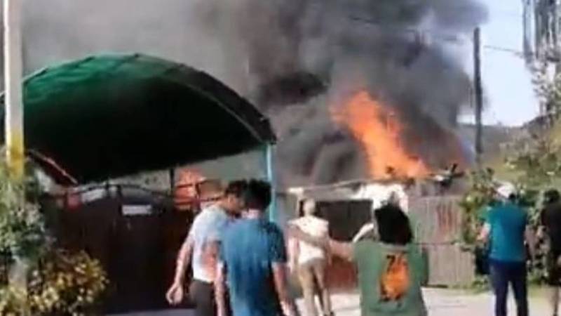 На улице Салиевой в Бишкеке горит дом. Видео
