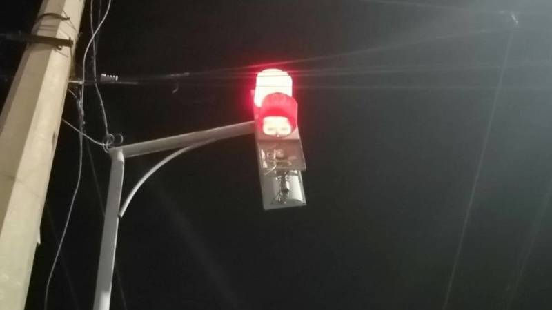 На Ахунбаева выпала сигнальная лампа светофора. Фото