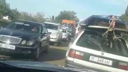 На Иссык-Куле столкнулись 3 машины, образовался огромный затор. Видео