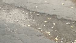 Тротуар возле посольства Казахстана в ужасном состоянии. Фото