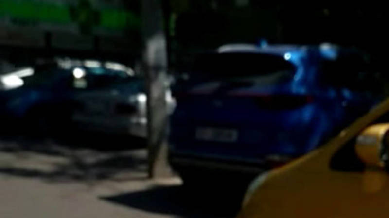 На Джунусалиева возле ЦСМ №2 припаркованные машины занимают одну полосу. Видео