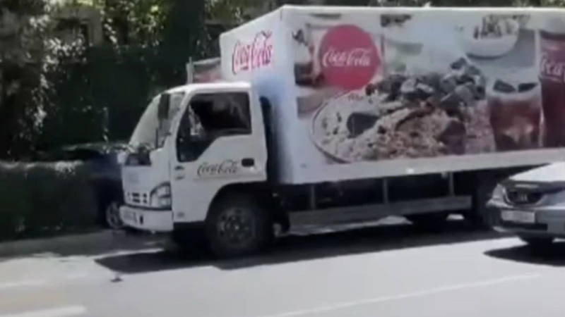 Грузовик Coca-Cola припарковался перед зеброй, создав аварийную ситуацию. Видео