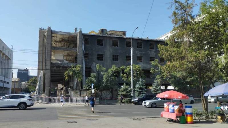 В Бишкеке сносят бывшее здание Генпрокуратуры. Как оно выглядит сейчас? Фото