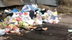 «Мусорный коллапс». Тротуар на Ленинградской завален мусором. Видео