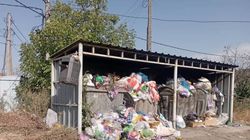 В Арча-Бешике баки забиты мусором. Фото