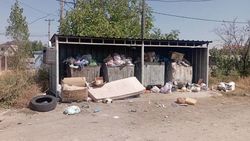 «Коробки, шины и матрас». В Арча-Бешике не убирали мусор. Фото