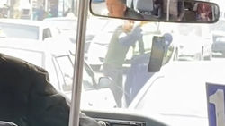 В Бишкеке мужчина подрался с патрульными. Видео