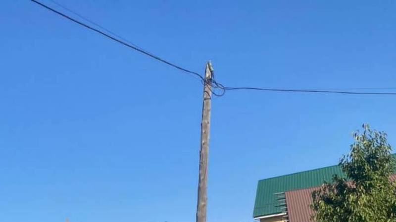 На Кустанайской искривился столб. Фото