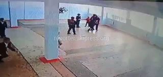 Видео — Женщина избила ученика, с которым подрался ее сын