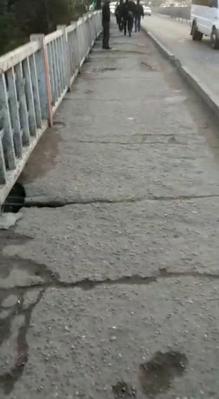 На мосту возле Восточного автовокзала трещины и дыры, - горожанин просит принять меры <i>(видео)</i>