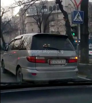 На улице Абдрахманова водитель «Тойоты» проехал на красный свет светофора. <b>Видео</b>
