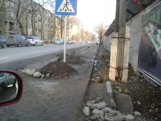После ремонта ул.Боконбаева тротуары и арыки завалены строительным мусором, - читатель <b>(фото)</b>