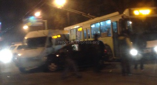 На Байтик Баатыра-Южная Магистраль столкнулись микроавтобус и легковой автомобиль <b>(фото)</b>
