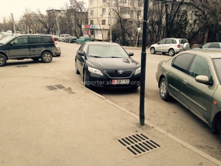 На служебных машинах депутатов Жогорку Кенеш и других чиновников паркуются как хотят, проезжают на красный свет и создают пробки <b><i> (фото) </i></b>