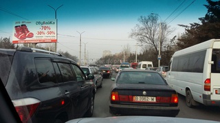 Из-за неработающего светофора на Байтик Баатыра-Южная магистраль образовалась крупная пробка, - читатель <b><i> (фото) </i></b>