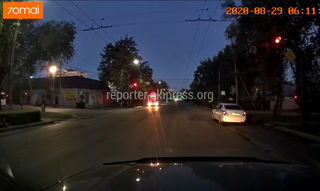 Машина МВД проехала на красный на проспекте Жибек Жолу. Видео