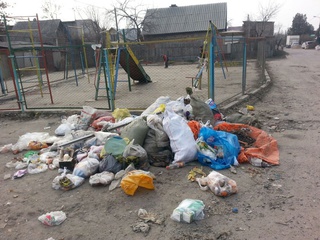 Прямо на детской площадке по ул.Троцкая скапливается мусор, - читатель <b><i> (фото) </i></b>