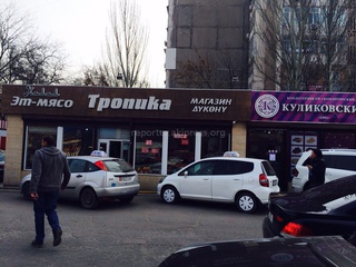 Как Бишкекглавархитектура одобрила такое расположение магазина почти на проезжей части по ул.Шопокова? - читатель <b><i> (фото) </i></b>