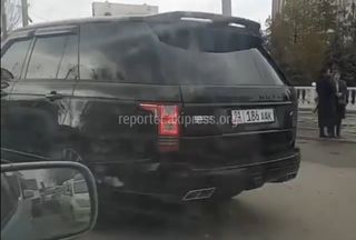 В Бишкеке замечен тонированный Range Rover с подложным госномером. Видео