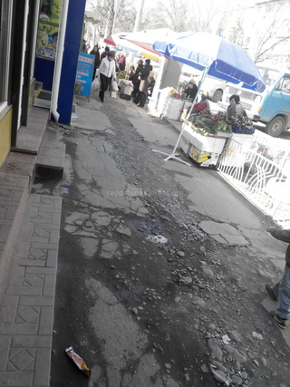 Когда сделают тротуар возле рынка Ак-Эмир? Уже много месяцев на этом участке проблемы, - читатель <b><i> (фото) </i></b>