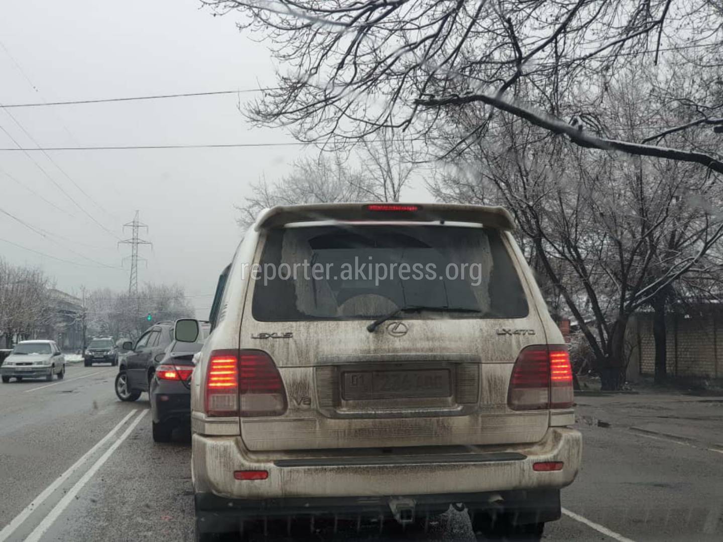 В Бишкеке замечен Lexus LX 470 с нечитаемым от грязи госномером. Фото