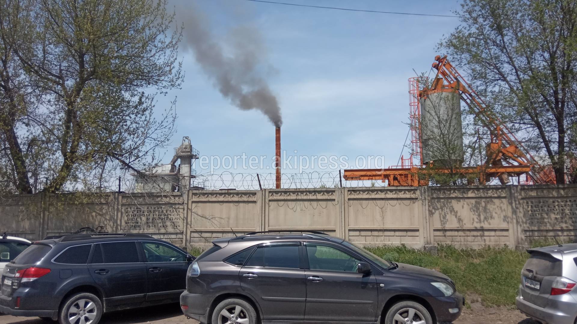 Возле рынка «Дордой» из трубы предприятия идет черный дым. Видео