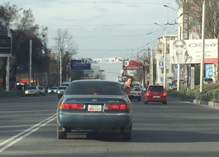 Девочка ехала, наполовину высунувшись из окна автомобиля, по ул.Абдрахманова, - читатель <b><i> (фото) </i></b>