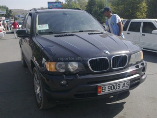 Автомобиль с надписью «Прокуратура при Кыргызской Республики» был припаркован прямо по середине дороги по ул.Ленина в г.Жалал-Абад, - читатель <b><i> (фото) </i></b>