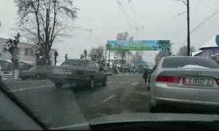 У школы им.Ломоносова в Оше водители проезжают на большой скорости через пешеходный переход из-за отсутствия лежачих полицейских, - чиательница <b><i> (видео) </i></b>