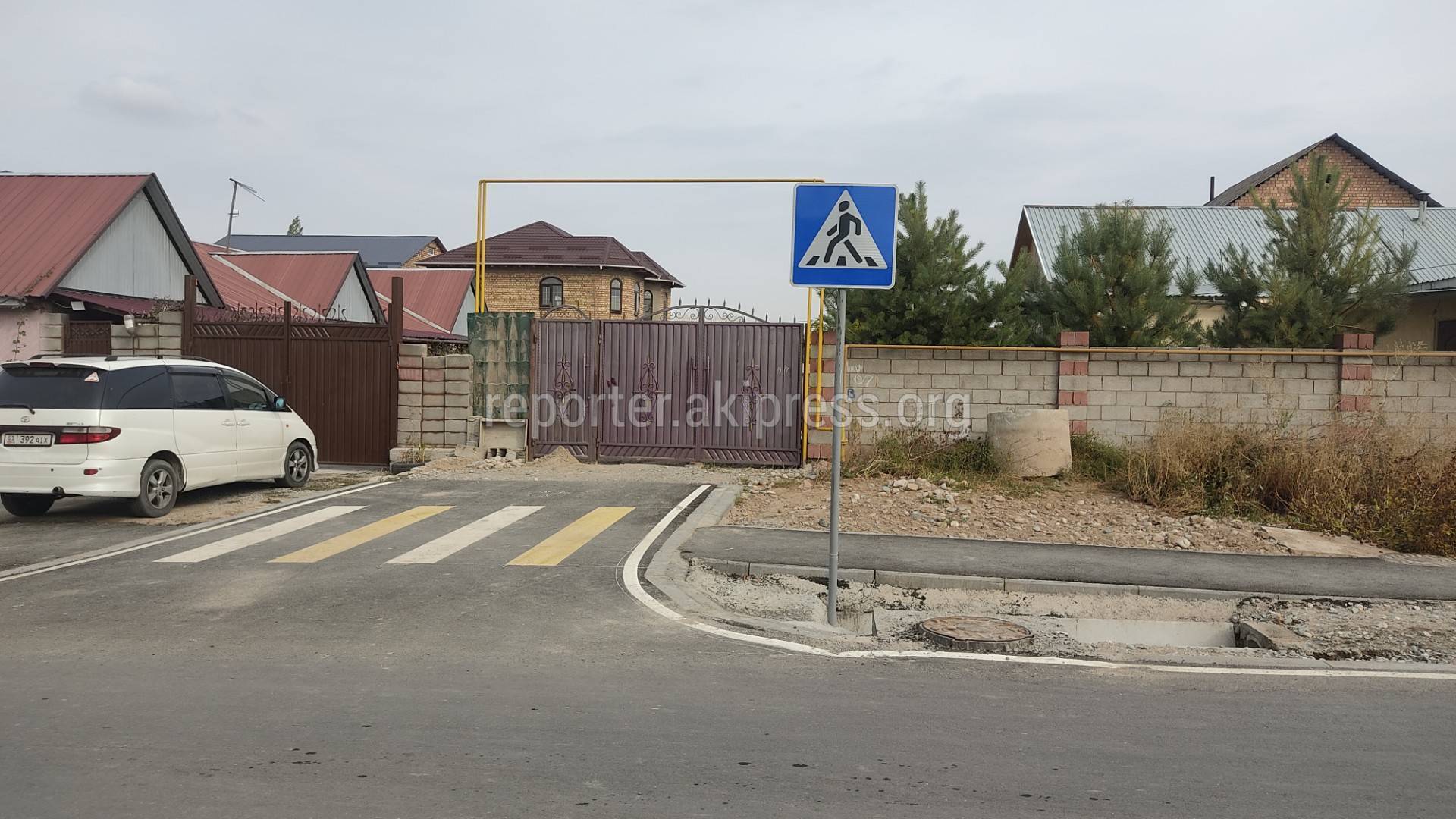 В Ак-Орго женщина жительница установила ворота, перекрыв проезжую часть  дороги.Фото