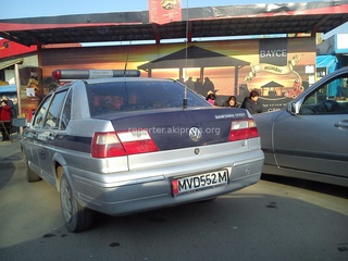 Машина с номерами MVD 552 M была припаркована на остановке Аламединского базара, фото прислали 7 апреля.