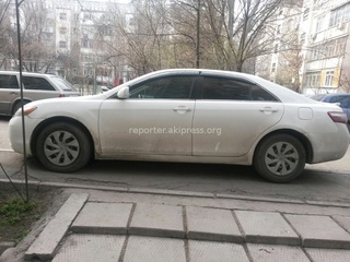 «Во дворе дома 194 по ул.Московская 7 апреля этот водила припарковался так, что я не могла пройти с 2 детьми и коляской», - пишет читательница.