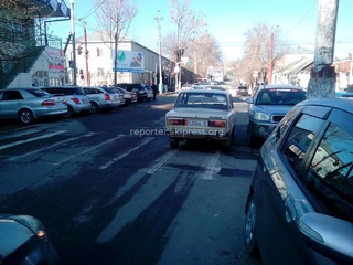 Парковка под светофором на перекрестке Гагарина-Чапаева, фото получено утром 9 апреля.
