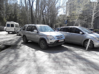 «В обед 10 апреля припарковался на переходе. Въезд 
университета Арабаева со стороны бул. Эркиндик», - читатель.