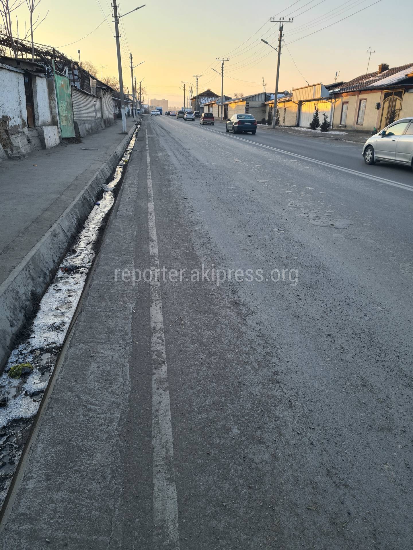 Дорога по ул.Шакирова в Оше вся в грязи. Видео и фото