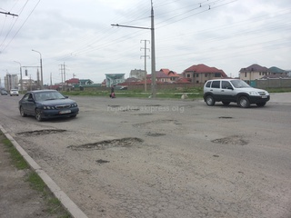 Жители города Бишкек жалуются на разбитые дороги и тротуары <b><i>(фото)</i></b>