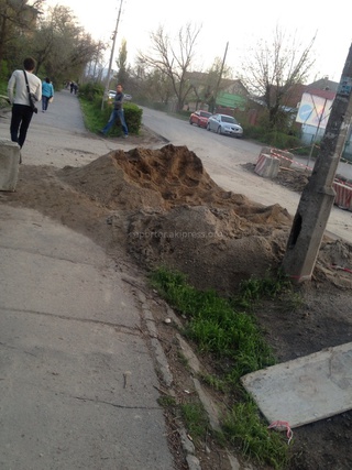 На улице Токтоналиева-Сухамлинова идут ремонтные работы теплосети, при которых выкопанную землю вываливают в арыки, - читатель <b><i>(фото)</i></b>