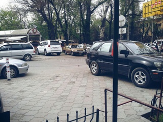 На улице К.Акиева незаконно огородили парковочное место, - читатель <b><i>(фото)</i></b>