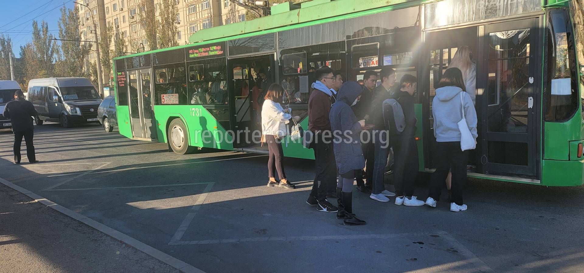 Мигранты в Москве. Поймали зайца из Средней Азии в общественном транспорте. Ещё качает свои права.