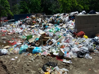 Горожане жалуются на горы мусора <b><i>(фото)</i></b>