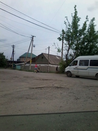 Жители Бишкека просят нанести разметки на опасных участках и решить проблему с парковкой на траве в сквере Тоголока Молдо <b><i>(фото)</i></b>