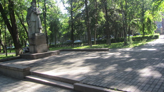 Первомайская райадминистрация отвечает по поводу теннисных столов у памятника на бульваре Эркиндик