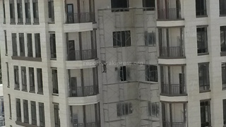 На стройплощадке на Элебаева-Кулатова человек работает на высоте без какой-либо страховки, - читатель <b><i>(фото)</i></b>