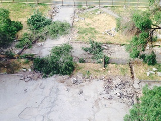 Стоянка и зеленые насаждения на Суюмбаева-Чуй ограждены незаконно, но застройщик уже вырубает деревья и разрушает асфальтовое покрытие, - житель <b><i>(фото)</i></b>